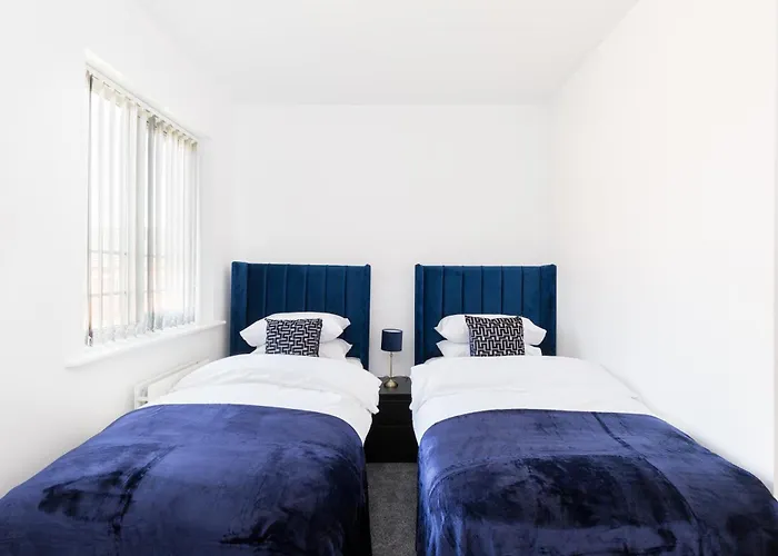 Newly Renovated - 4 Bedroom Anchor House - Close To Jq, Birmingham City Centre - Groups & Contractors