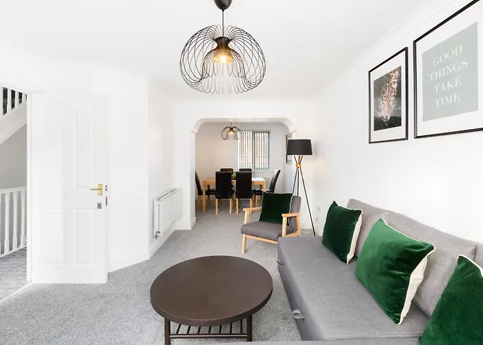 Newly Renovated - 4 Bedroom Anchor House - Close To Jq, Birmingham City Centre - Groups & Contractors