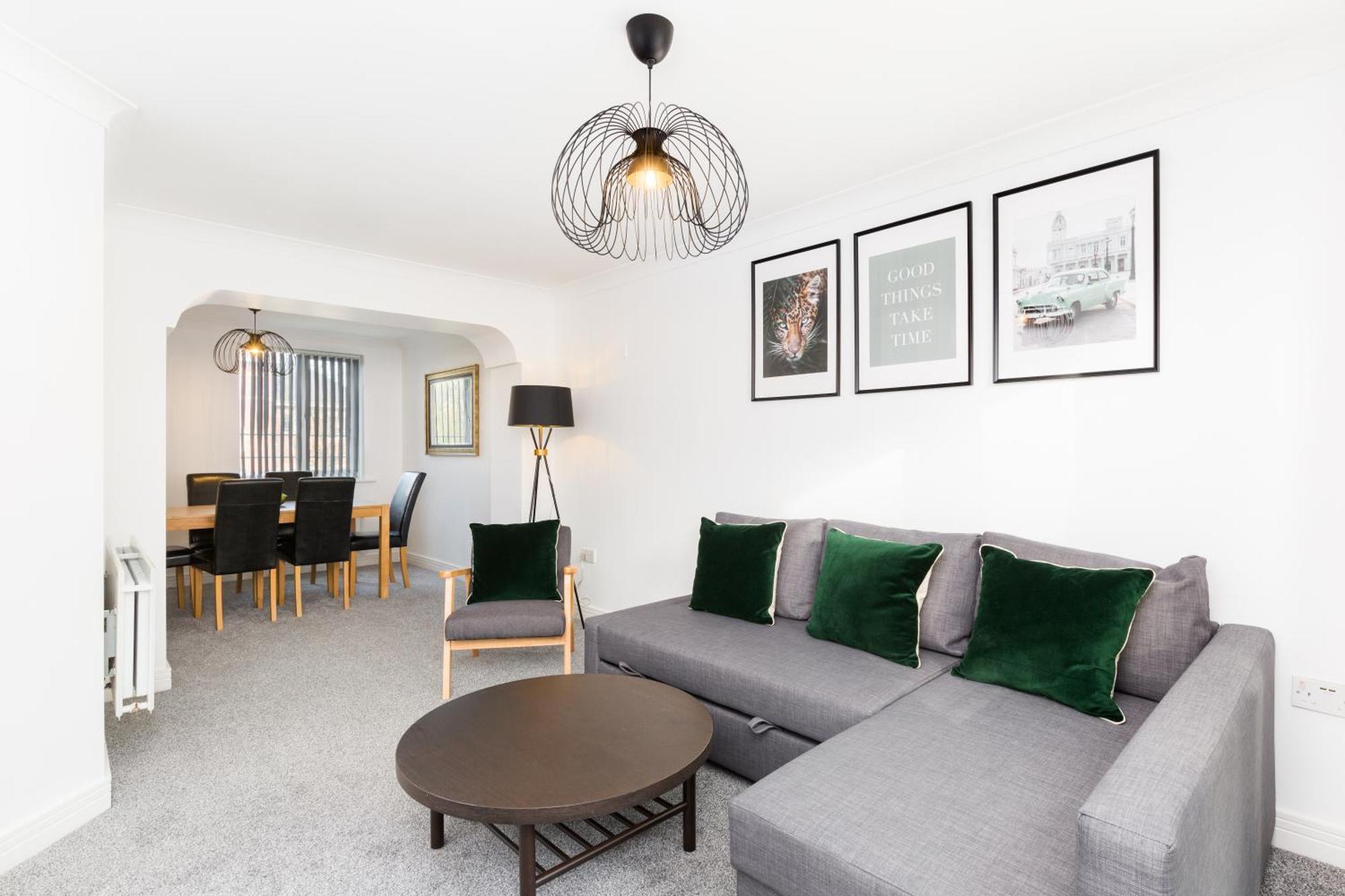 Holiday home Newly Renovated - 4 Bedroom Anchor House - Close To Jq, Centre - Groups & Contractors