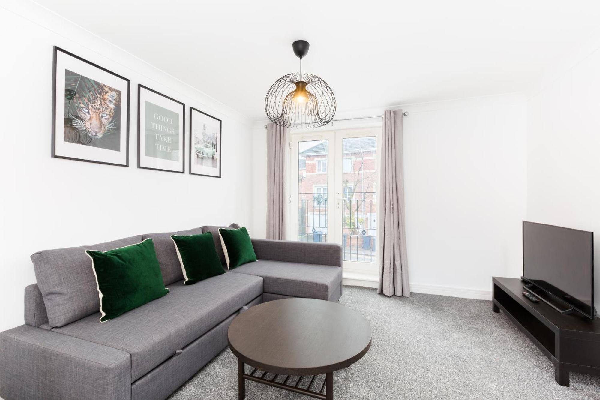 Newly Renovated - 4 Bedroom Anchor House - Close To Jq, Centre - Groups & Contractors