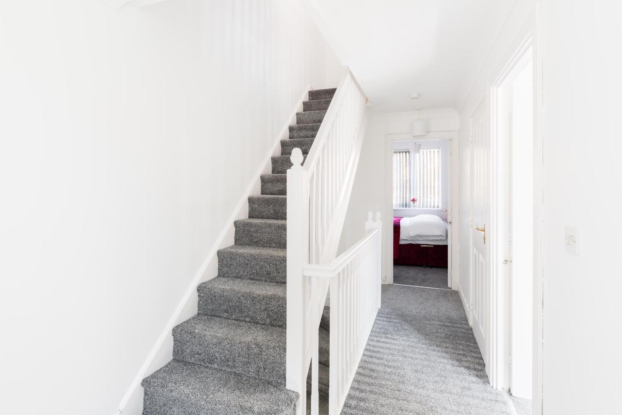Newly Renovated - 4 Bedroom Anchor House - Close To Jq, Centre - Groups & Contractors *
