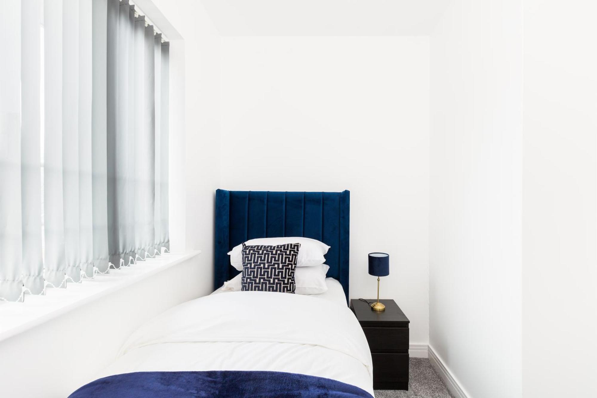 Newly Renovated - 4 Bedroom Anchor House - Close To Jq, Centre - Groups & Contractors