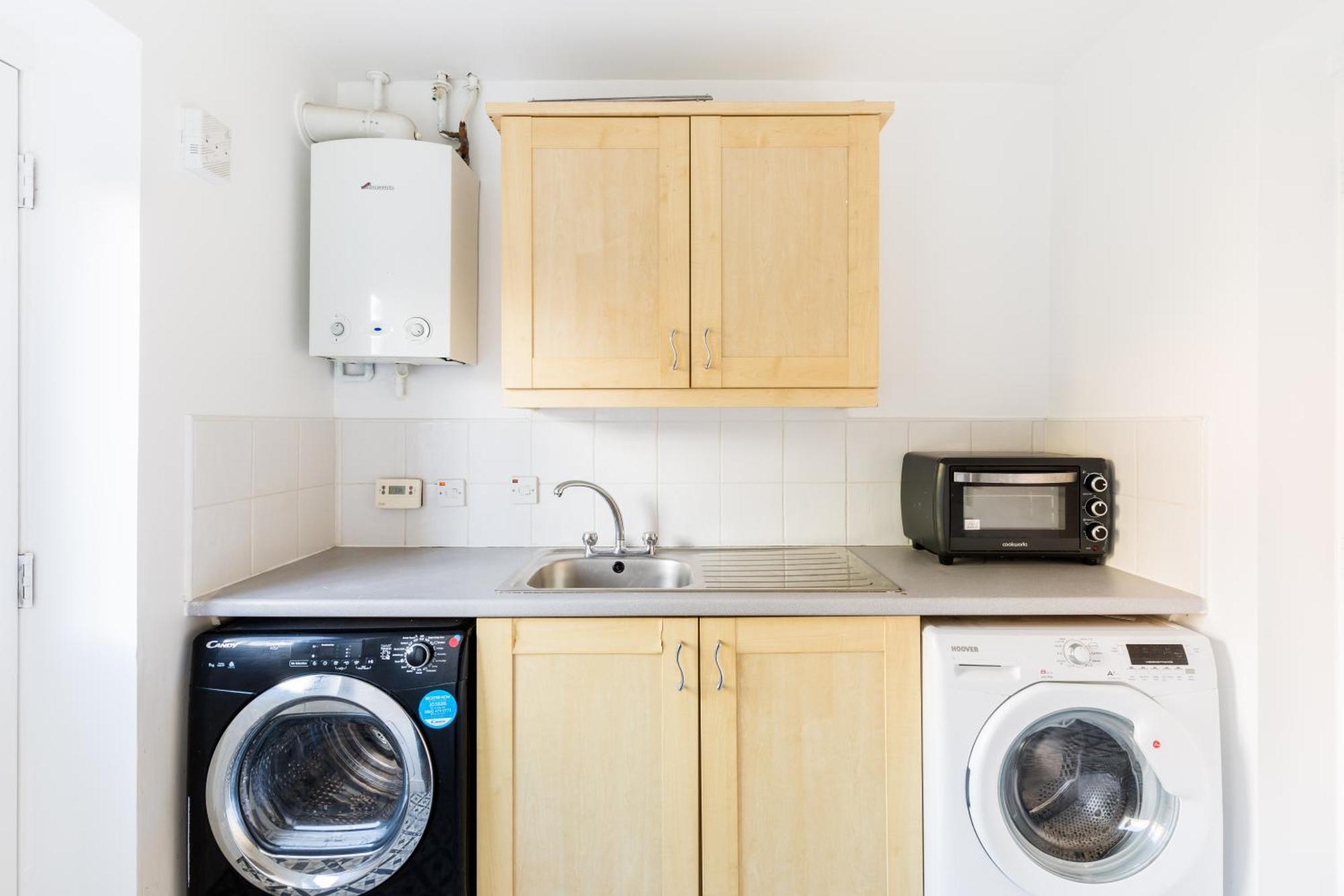 Newly Renovated - 4 Bedroom Anchor House - Close To Jq, Centre - Groups & Contractors Holiday home *