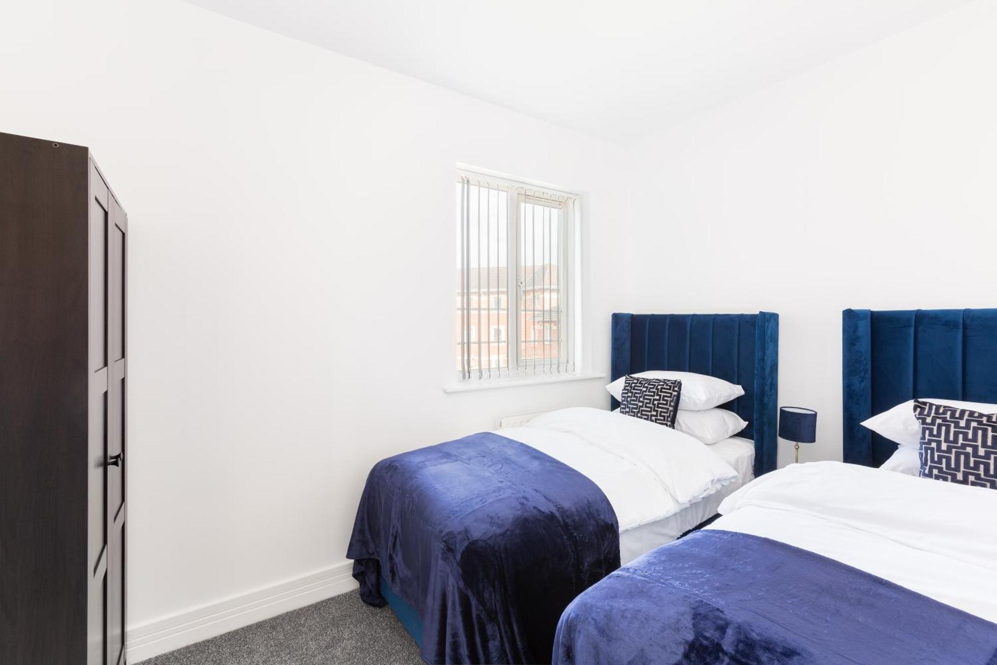Newly Renovated - 4 Bedroom Anchor House - Close To Jq, Centre - Groups & Contractors *