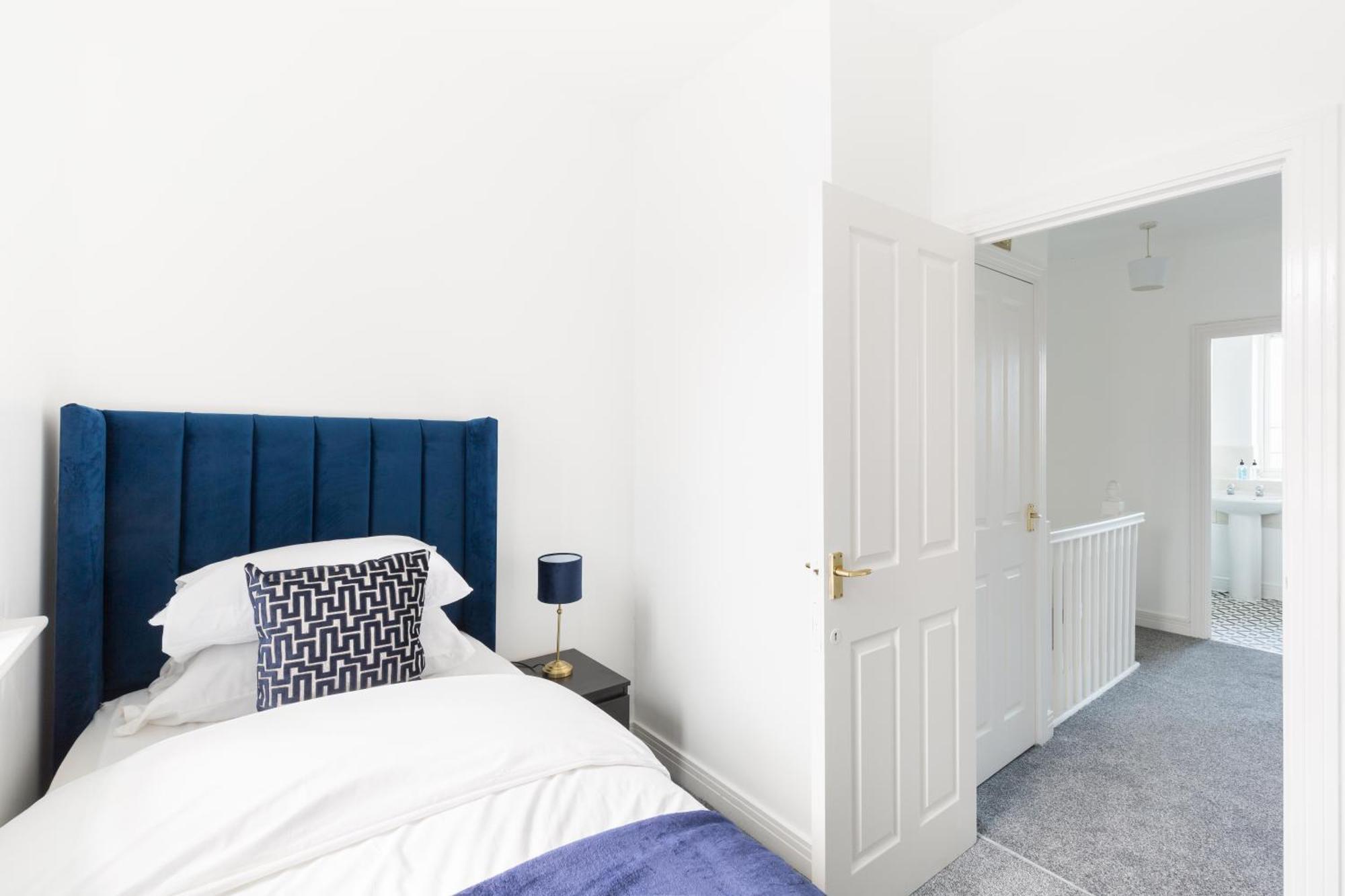 Holiday home Newly Renovated - 4 Bedroom Anchor House - Close To Jq, Centre - Groups & Contractors *