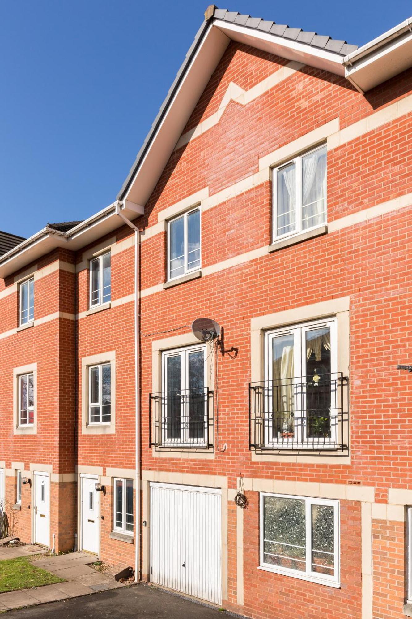Newly Renovated - 4 Bedroom Anchor House - Close To Jq, Centre - Groups & Contractors