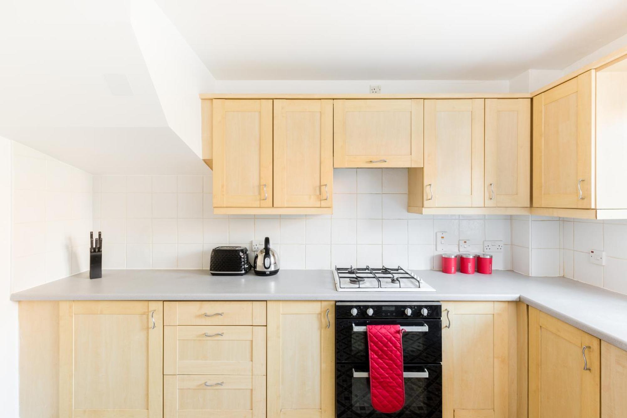 Newly Renovated - 4 Bedroom Anchor House - Close To Jq, Centre - Groups & Contractors Holiday home *